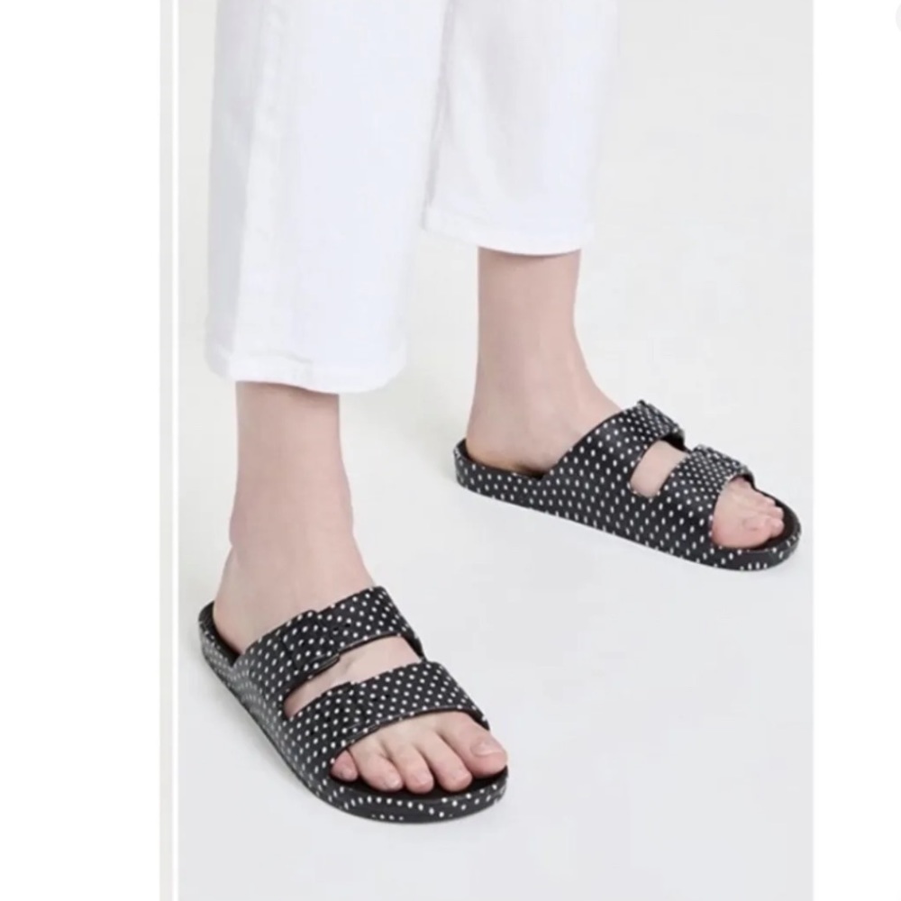Freedom Moses Sandals in Black- 7/8, 8/9
